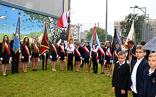 Oficjalna inauguracja roku szkolnego w   Ostródzie. Odsłonięto mural upamiętniający patrona szkoły